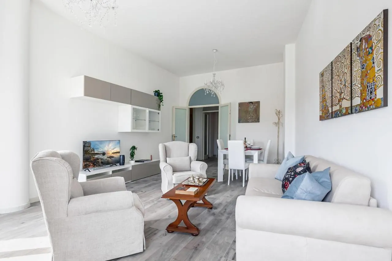 Lungarno Elegant Apartment With Panoramic Balcony location